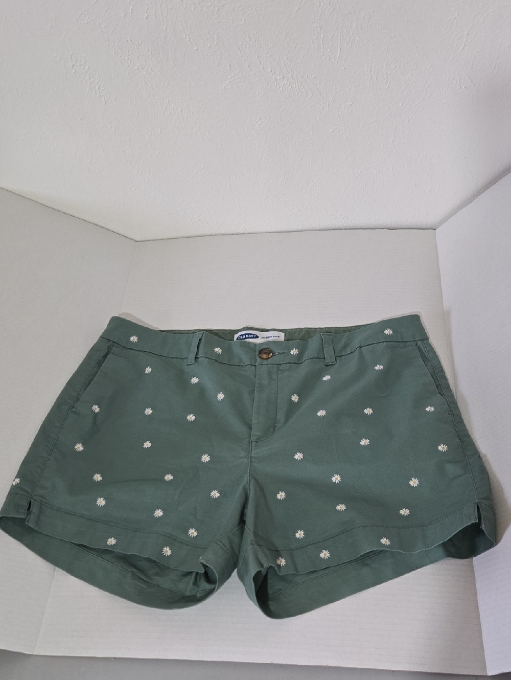 Old Navy Green Daisy-Embroidered Women's Shorts